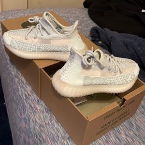 Yeezy‘s like new only worn once